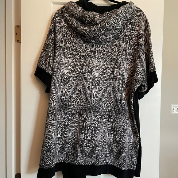 NIKE Hooded Dress with Printed Back - Picture 7 of 7